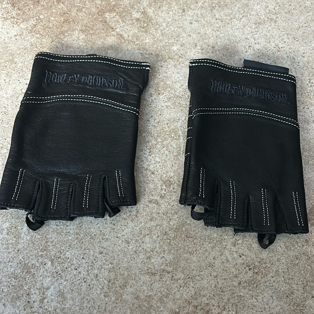 NWOT Harley Davidson fingerless riding gloves. Size small.